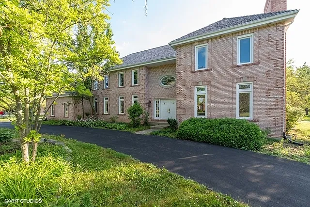 760 Hunter Ln photo 1
