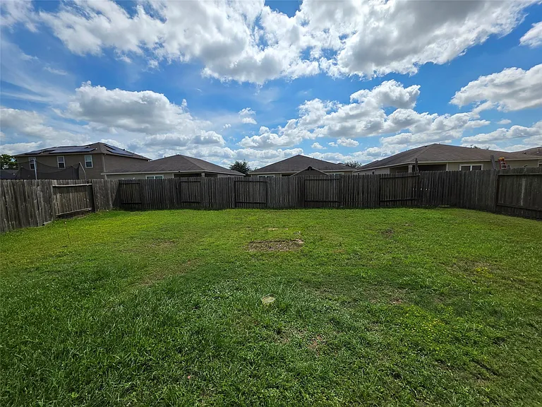 723 Crystal Lakes Dr — Photo 40