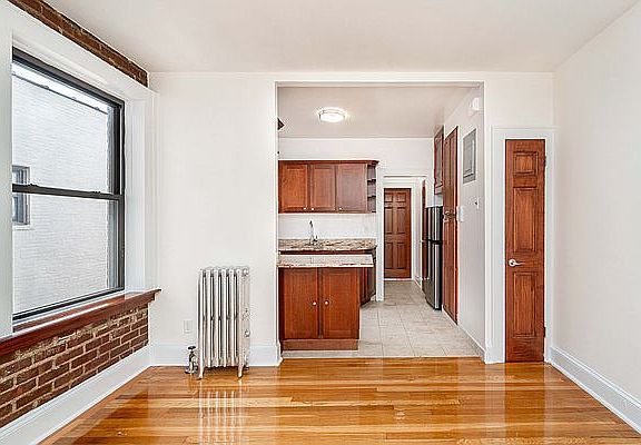 2nd image of 2146 Crescent St APT C3