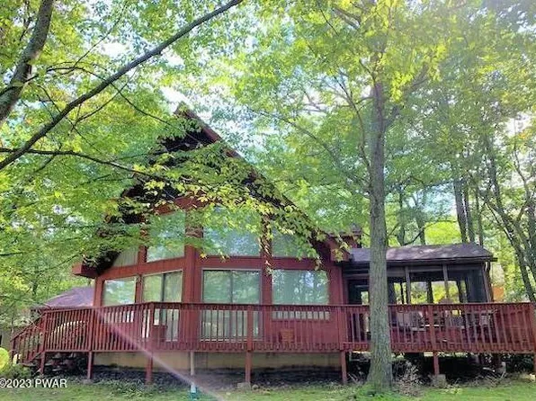 121 Ravenhill Rd, Tamiment, PA 18371