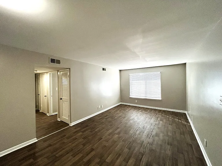 Riverbend Apartments — Photo 8