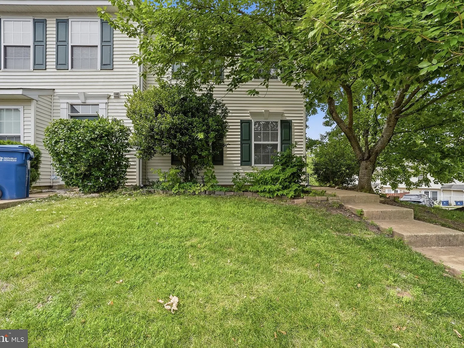 3 bed, 1.5 bath, 1054 sqft, $2,800 — Photo 2