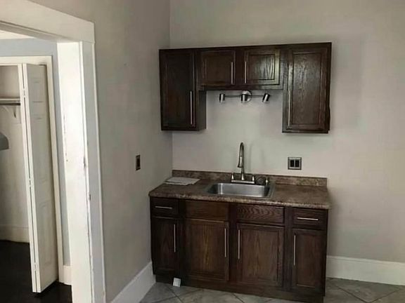 5th image of 265 Robinson Pl #B