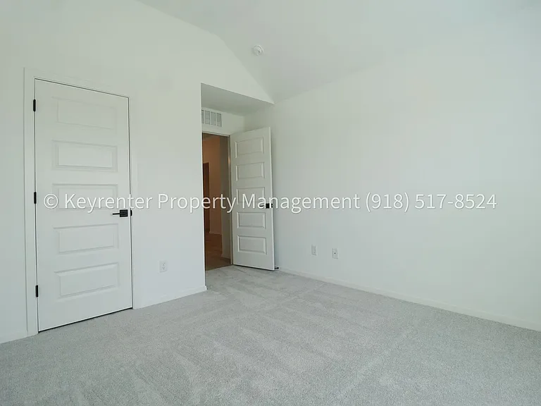 2908 S Redwood Ave — Photo 24