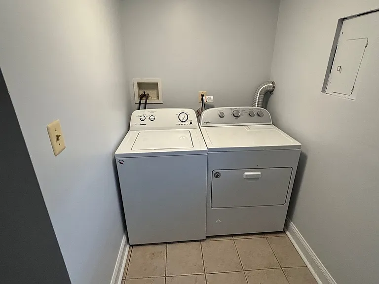 4108 Falls Rd — Photo 3
