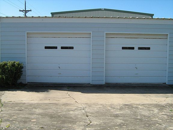 ATTACHED 2 CAR GARAGE