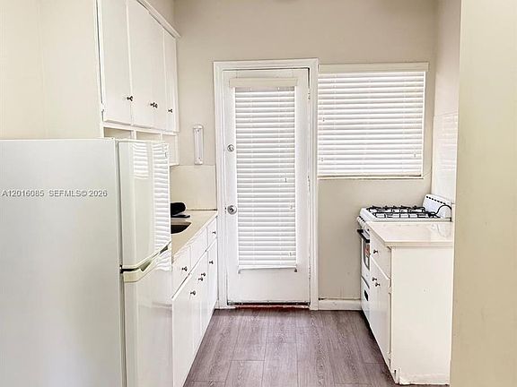 2nd image of 1007 Meridian Ave APT 9