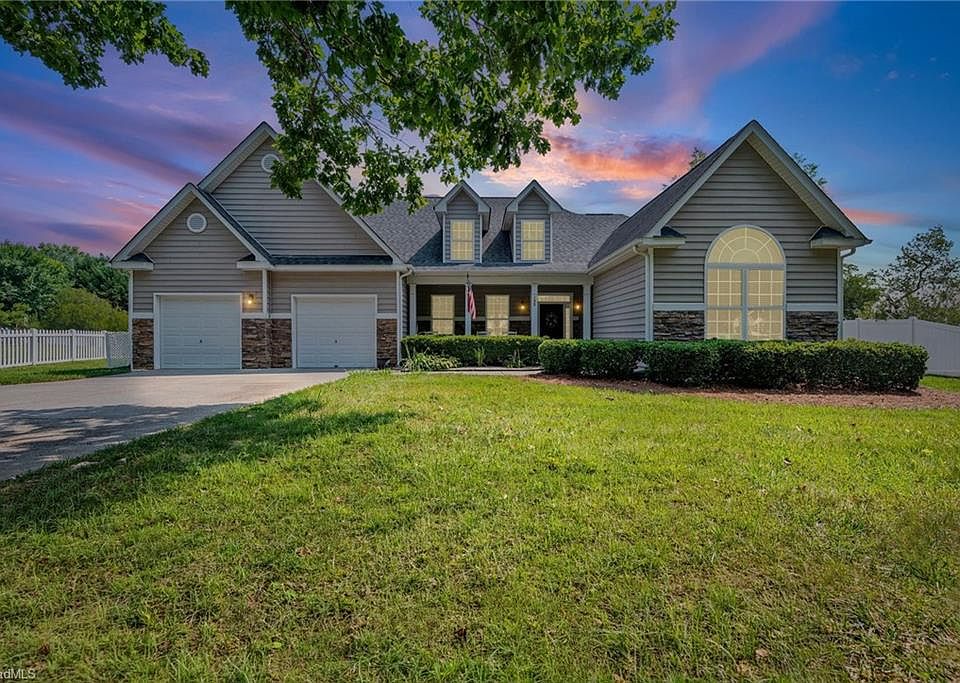 1st image of 132 Lakepoint Dr