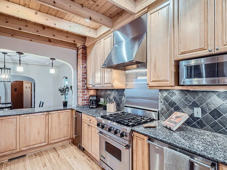 695 Ash St — Photo 8