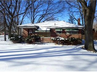 22642 Edgewood St, Saint Clair Shores, MI
