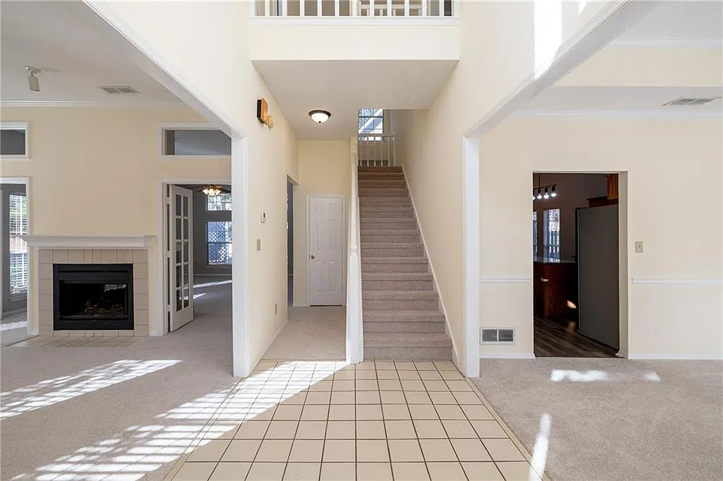 3 bed, 2.5 bath, 2718 sqft, $2,950 — Photo 2