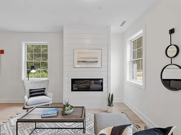 100 Albion Rd #302, Bedford, MA 01730