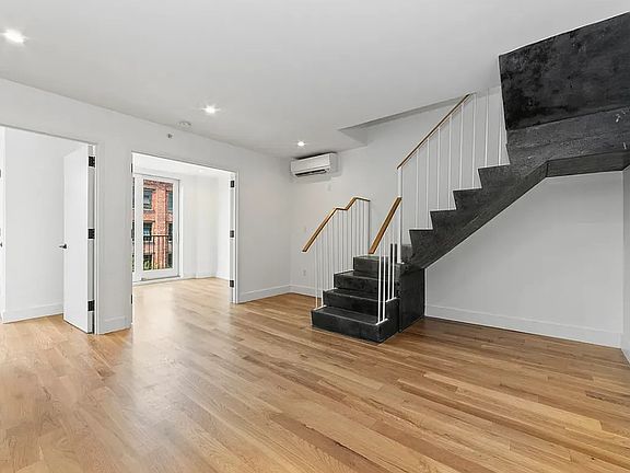5th image of 10 Lexington Ave APT 4C