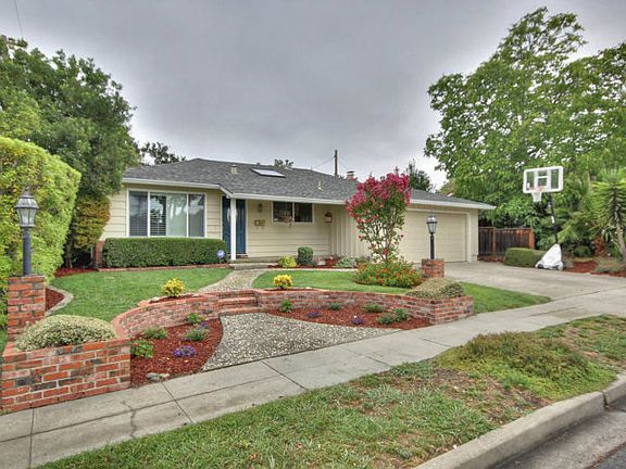 2nd image of 616 Lonsdale Ave