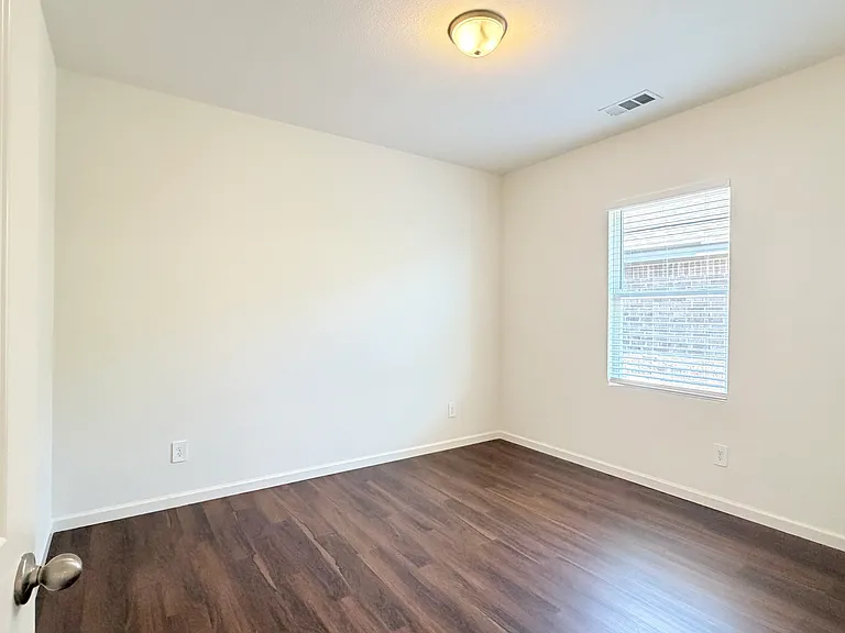 717 Yorkshire Dr — Photo 8