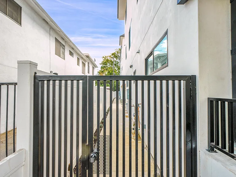 5022 Cahuenga Blvd — Photo 34