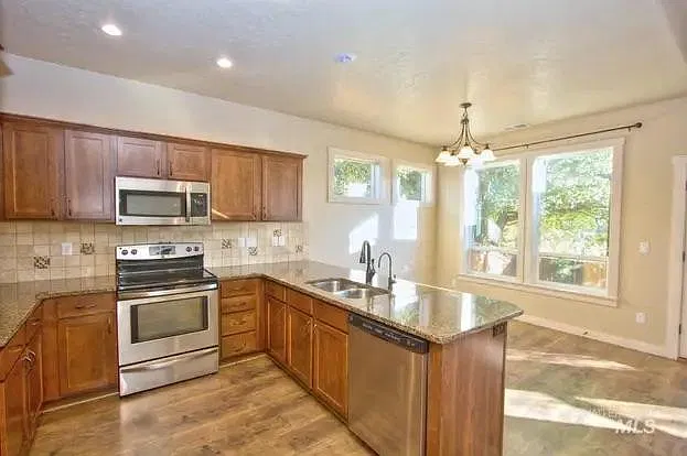 3 bed, 1495 sqft, $2,495 — Photo 3