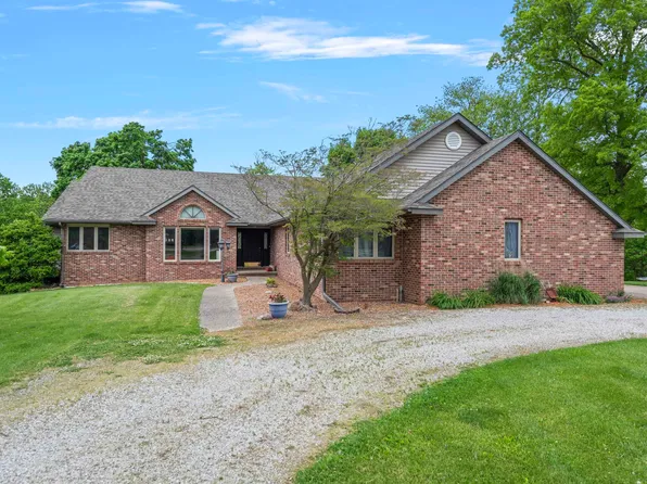 17269 Woodland Lakes Dr, Petersburg, IL 62675