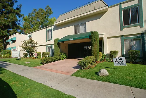 CLN - Collins Apts. Photo 1