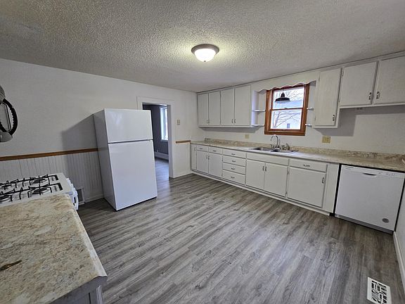 3rd image of 307 Forest Ave W
