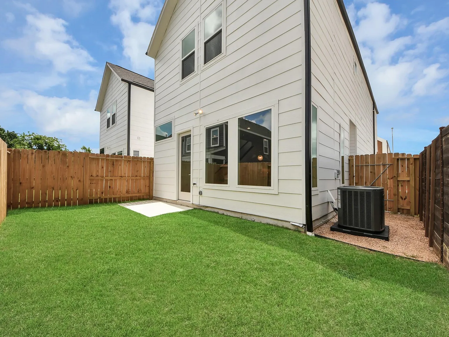 3 bed, 2.5 bath, 1637 sqft, $2,300 — Photo 3