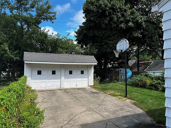 3rd image of 613 Beverly Dr