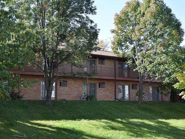 1001 Oakcrest St — Photo 1