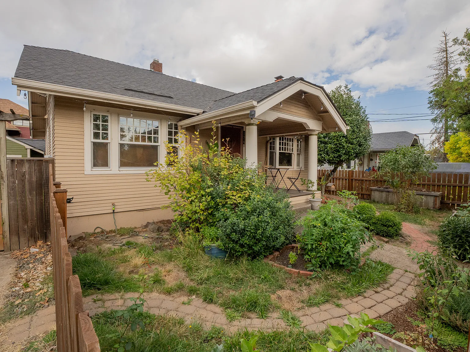 3 bed, 1.5 bath, 1800 sqft, $1,800 — Photo 2
