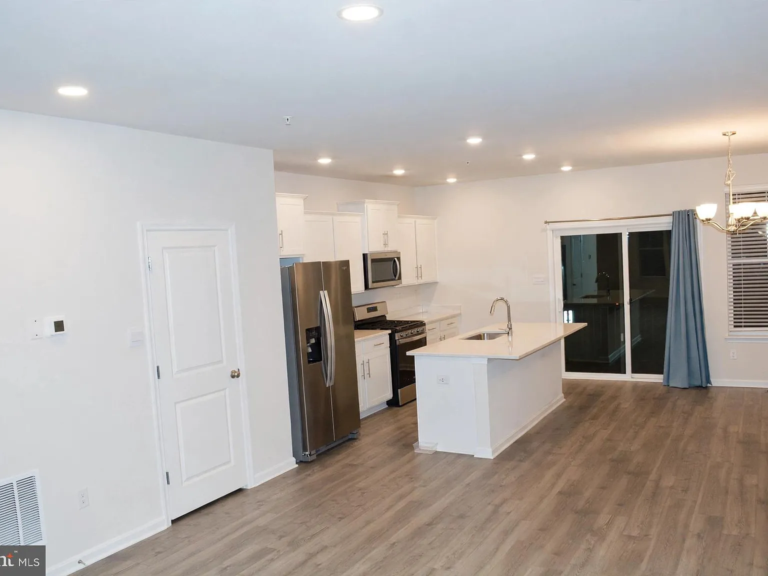4 bed, 3.5 bath, 2088 sqft, $2,950 — Photo 3