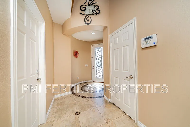 4 bed, 3.0 bath, 2736 sqft, $3,000 — Photo 3