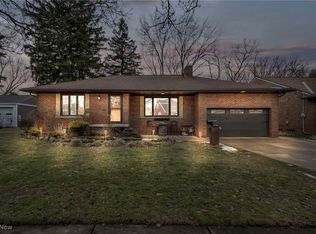 5914 Chestnut Hills Dr, Parma, OH