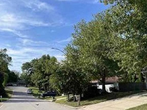 Exterior Neighborhood (street photo)