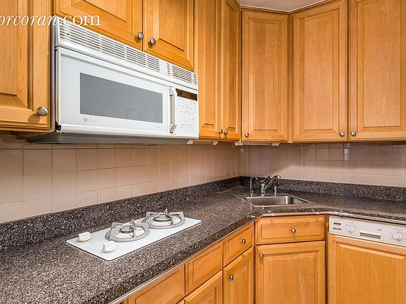 3rd image of 335 E 51st St APT 12B