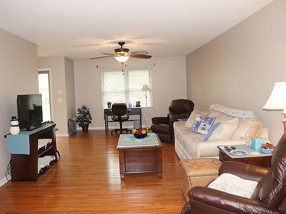2nd image of 1919 Meadow Green Dr