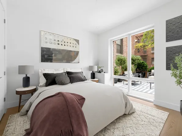 184 Hawthorne Street image 4 of 9