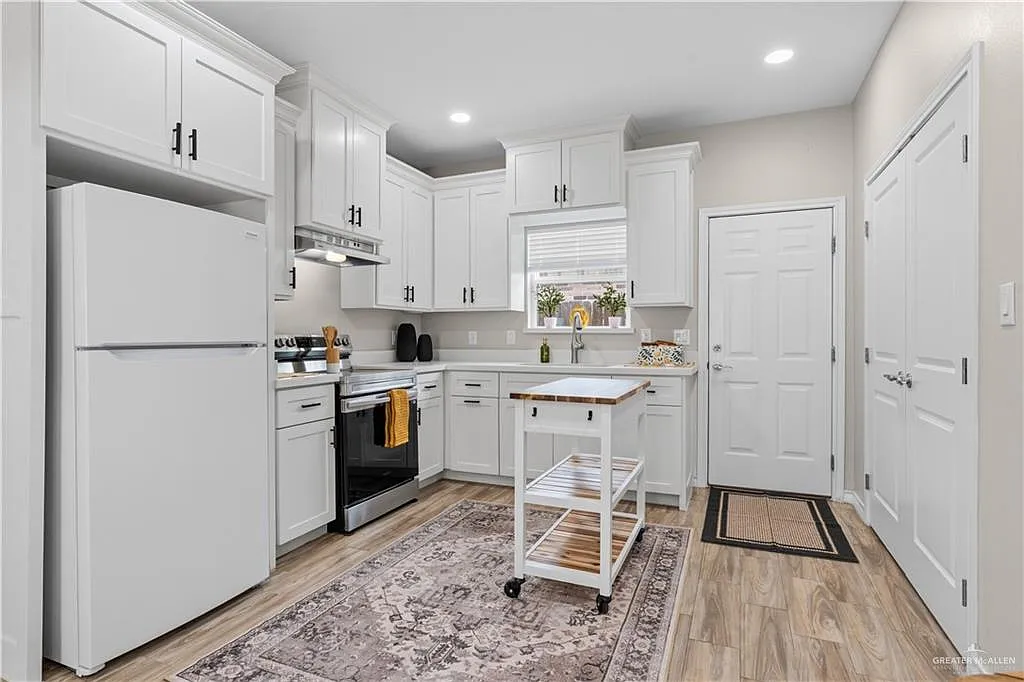 3 bed, 2.0 bath, 999 sqft, $1,195 — Photo 3