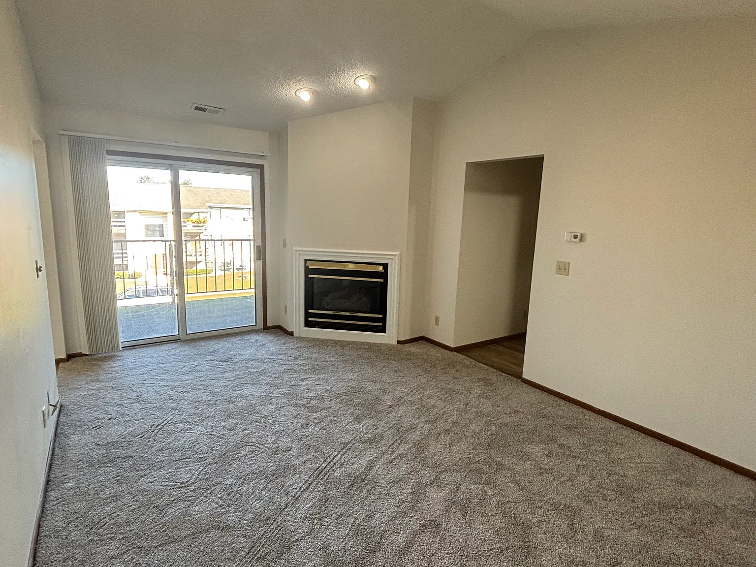 2 bed, 1.5 bath, 995 sqft, $1,050 — Photo 2