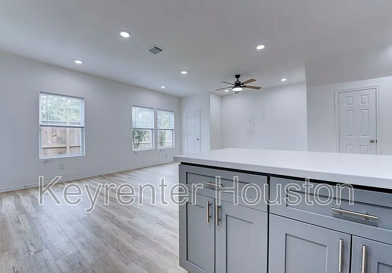 8203 Woodlyn Rd #C — Photo 16