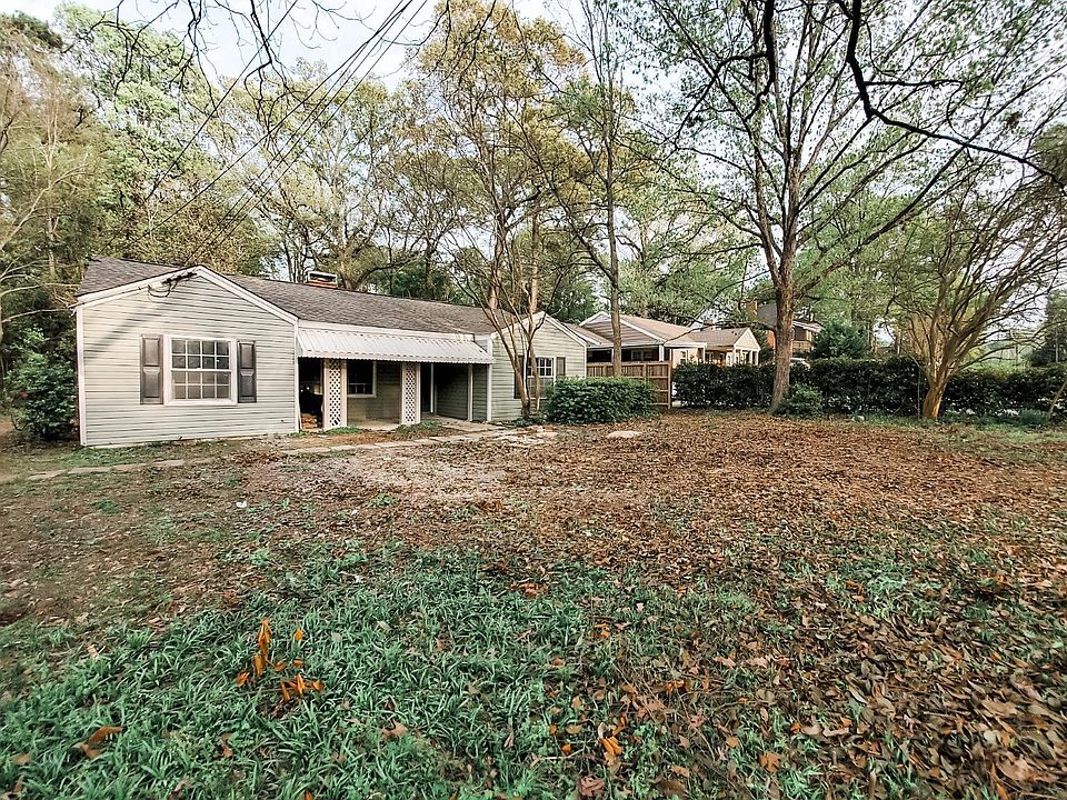Large front and back yard