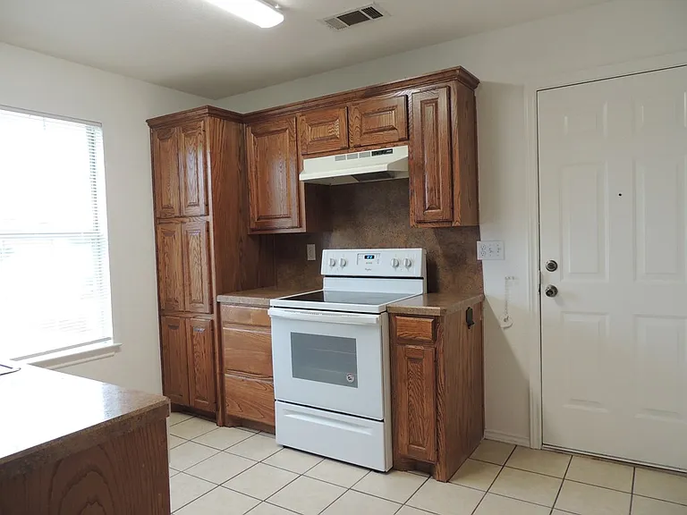 930 Edwards St — Photo 4