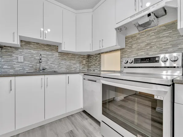 3855 76th St NW #5, Edmonton, AB T6K 2P9