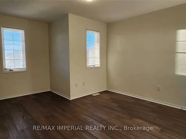 1423 Rennie St — Photo 11