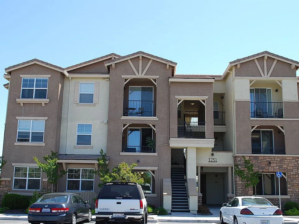 3 bed, 1100 sqft, $1,100 — Photo 1