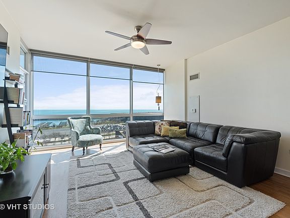 2nd image of 1901 S Calumet Ave #88