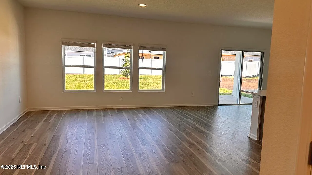 4 bed, 2.5 bath, 1975 sqft, $2,600 — Photo 2