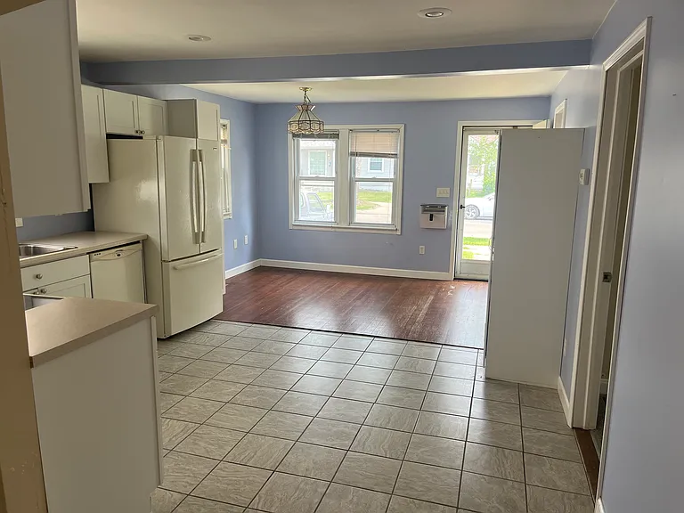 20852 Hollywood St — Photo 7