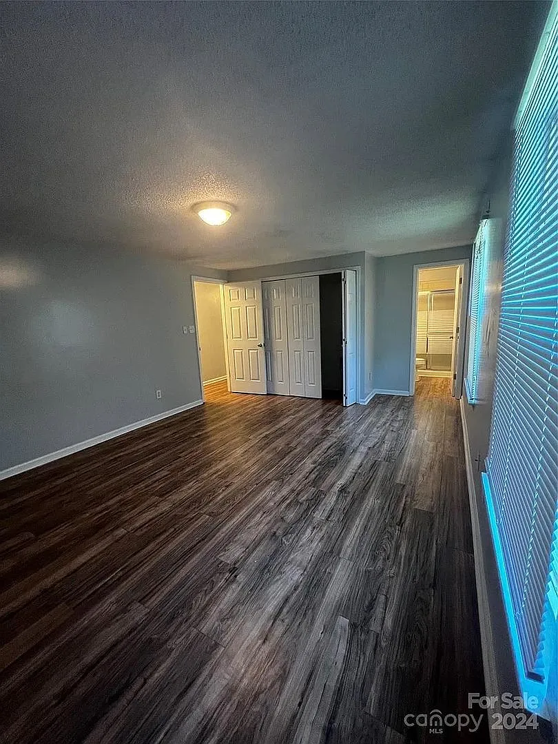 Room in 6 Bedroom Home at Flint Glenn Ln — Photo 2