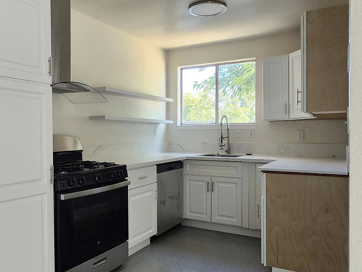 2 bed, 680 sqft, $1,900 — Photo 2
