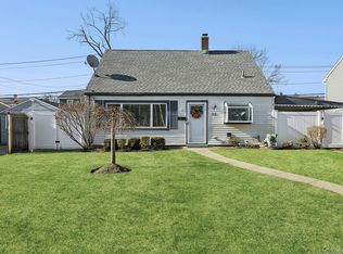 22 Shelter Ln, Levittown, NY 11756