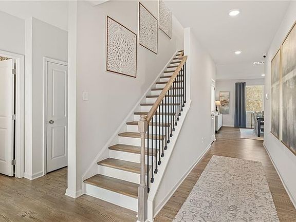 4th image of 329 Timberland Ave